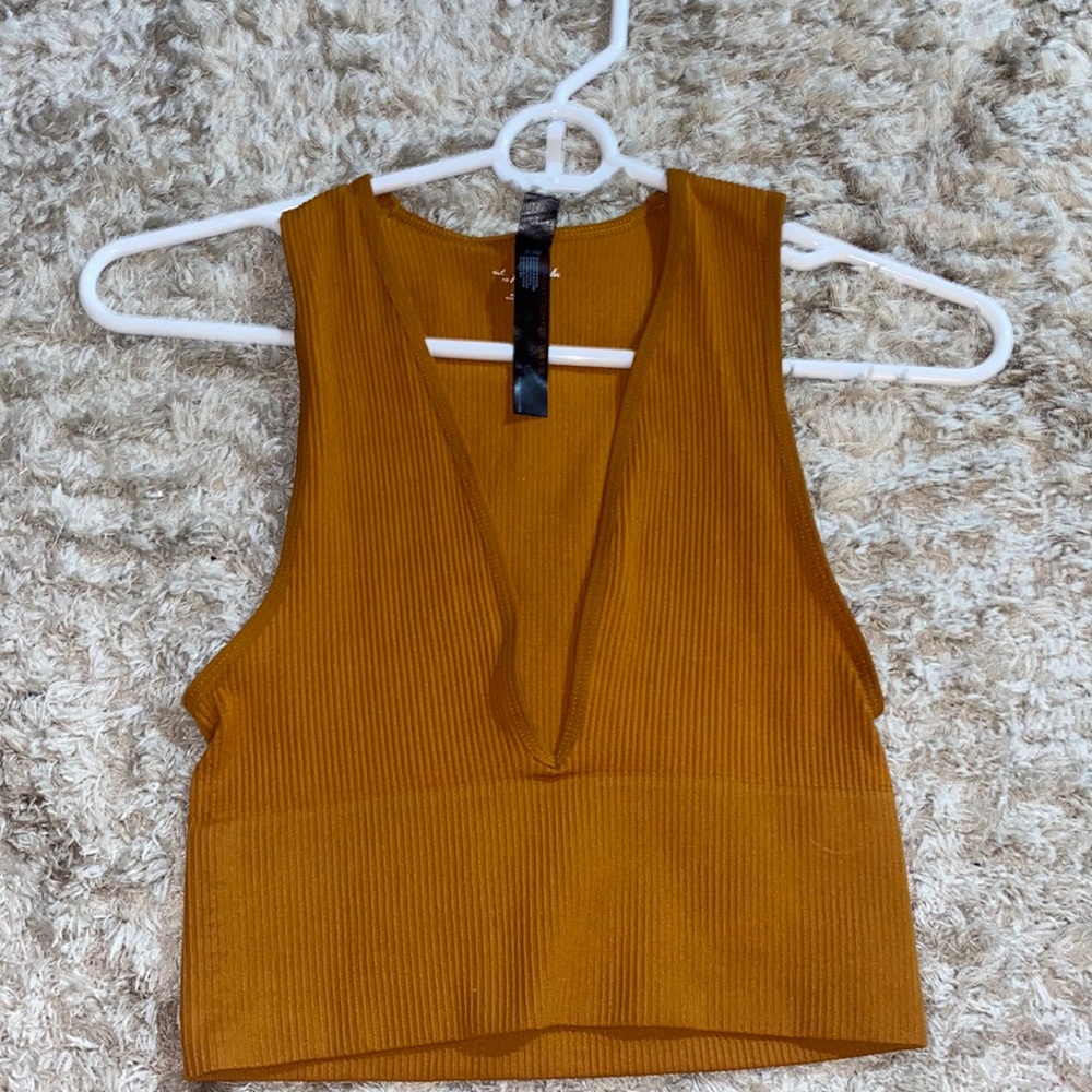 BURNT ORANGE DEEP CUT CROP TOP